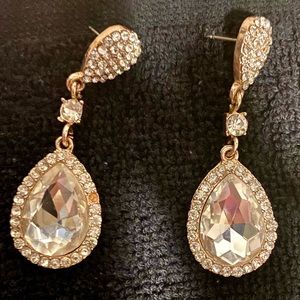 These beautiful vintage earrings are all sparkle! They don’t have a brand.Great